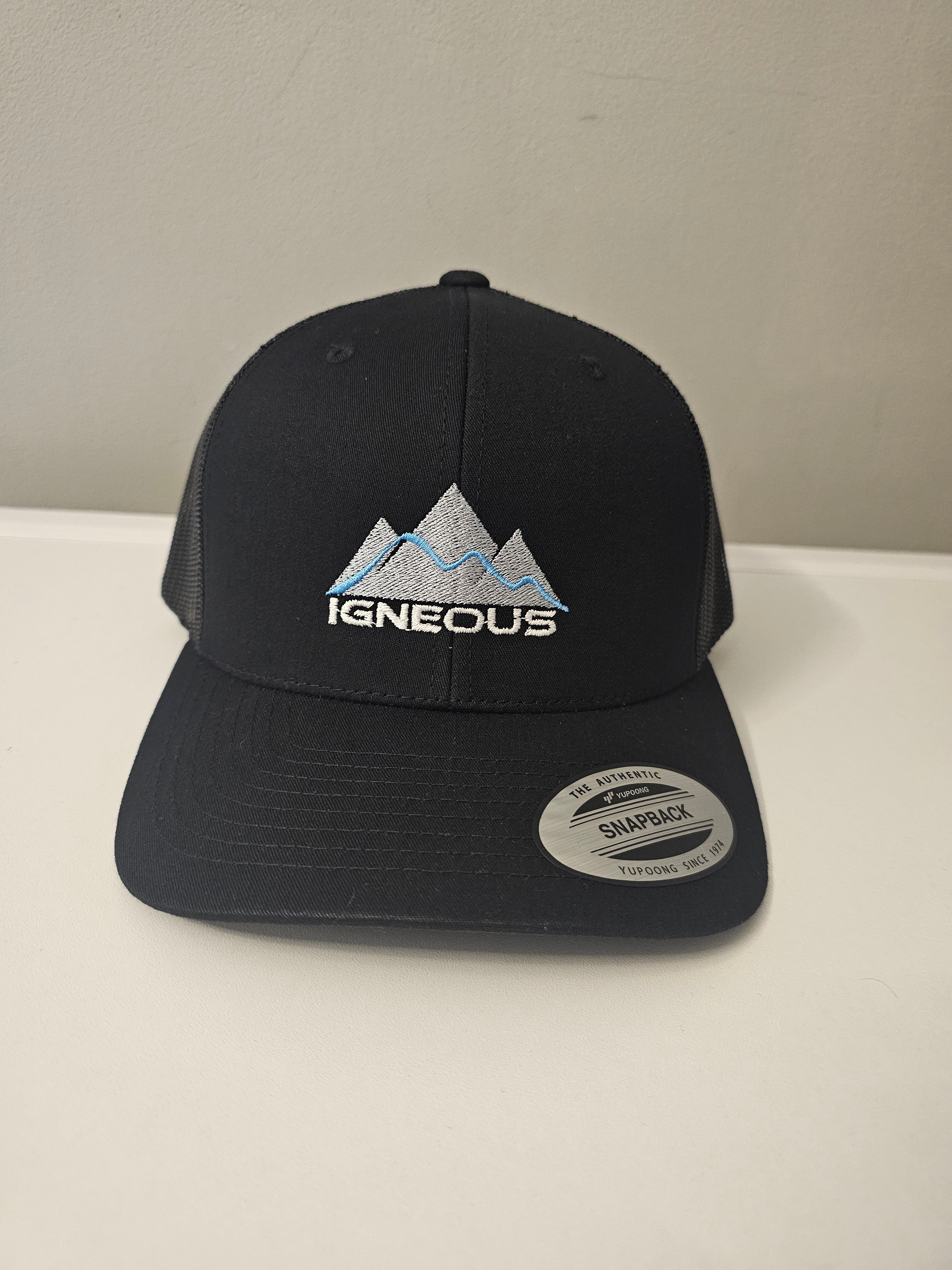 IGNEOUS Mountain Snapback Cap black